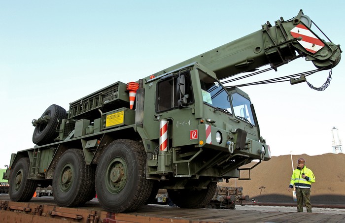 Xe vận tải quân sự của Lực lượng phòng vệ liên bang Đức - Bundeswehr được vận chuyển bằng tàu hỏa